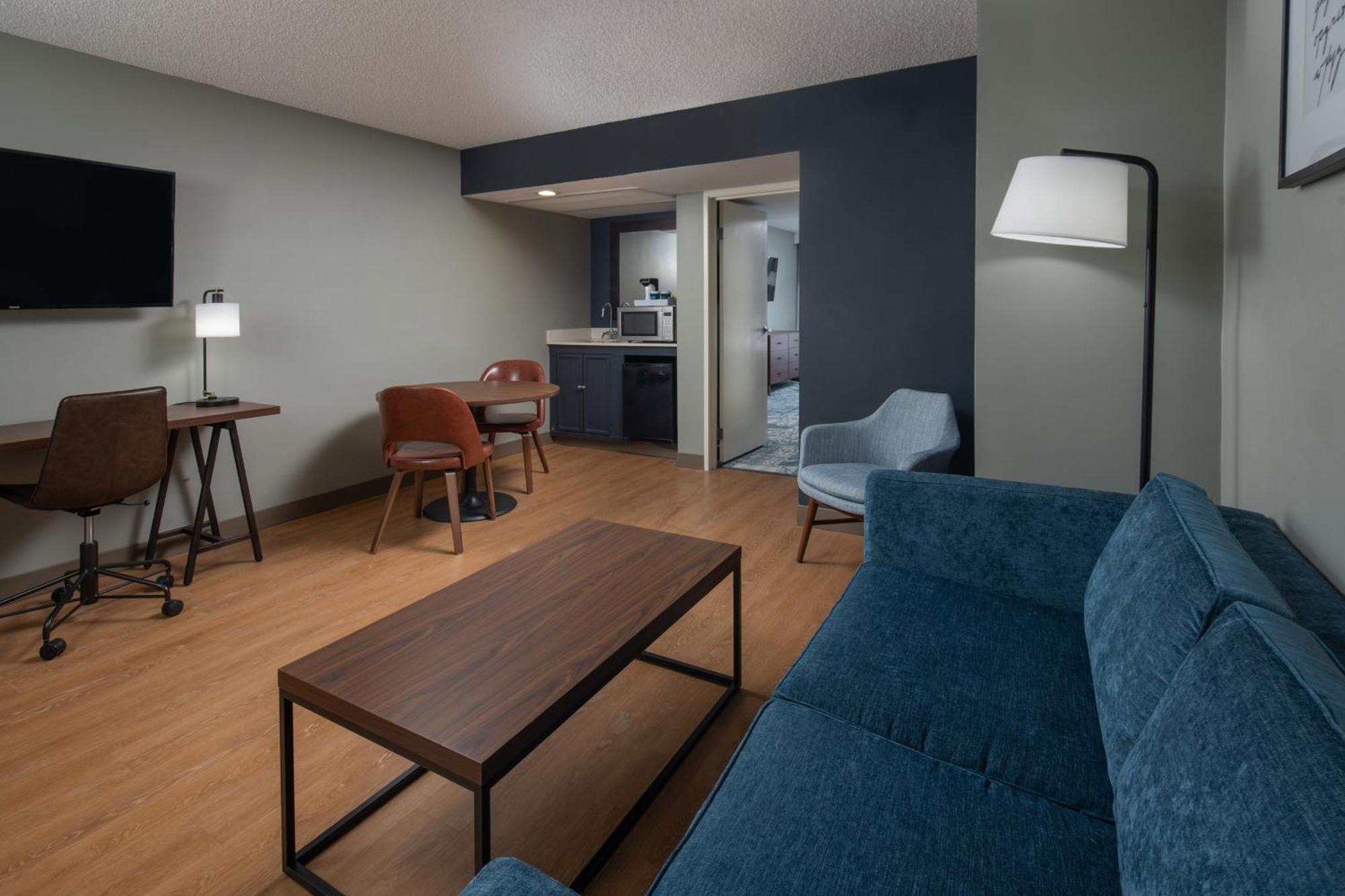 Deluxe Queen/Queen Suite with Sofa Bed,1632993221:JPEG