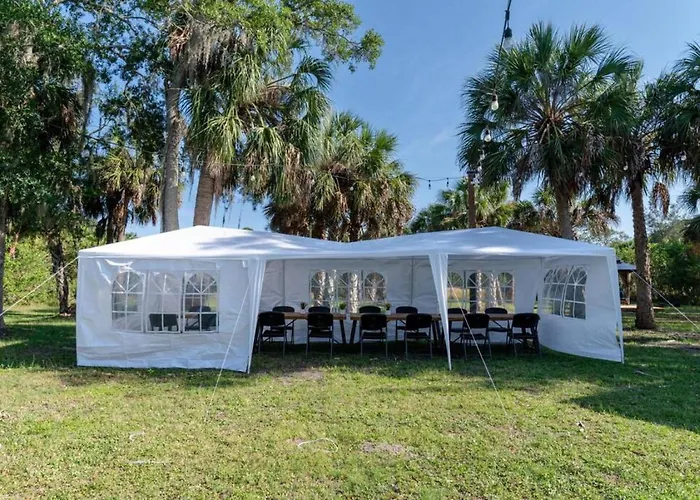 No 1 Largest Tampa Private Compound, 11Br Sleeps 40 Villa